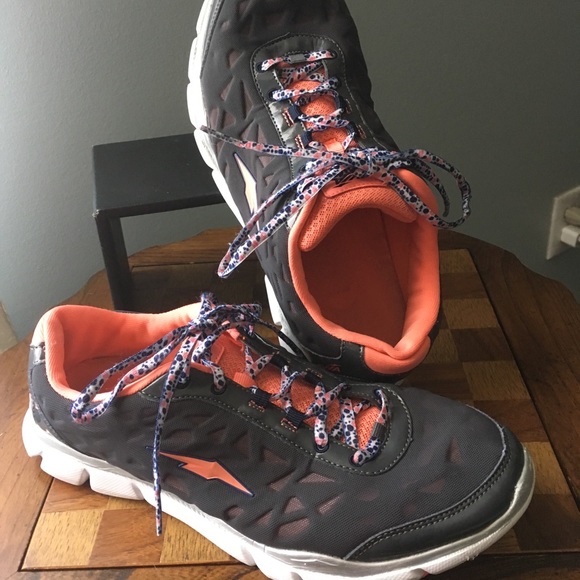 Avis Cantilever Running Shoe - Picture 2 of 9